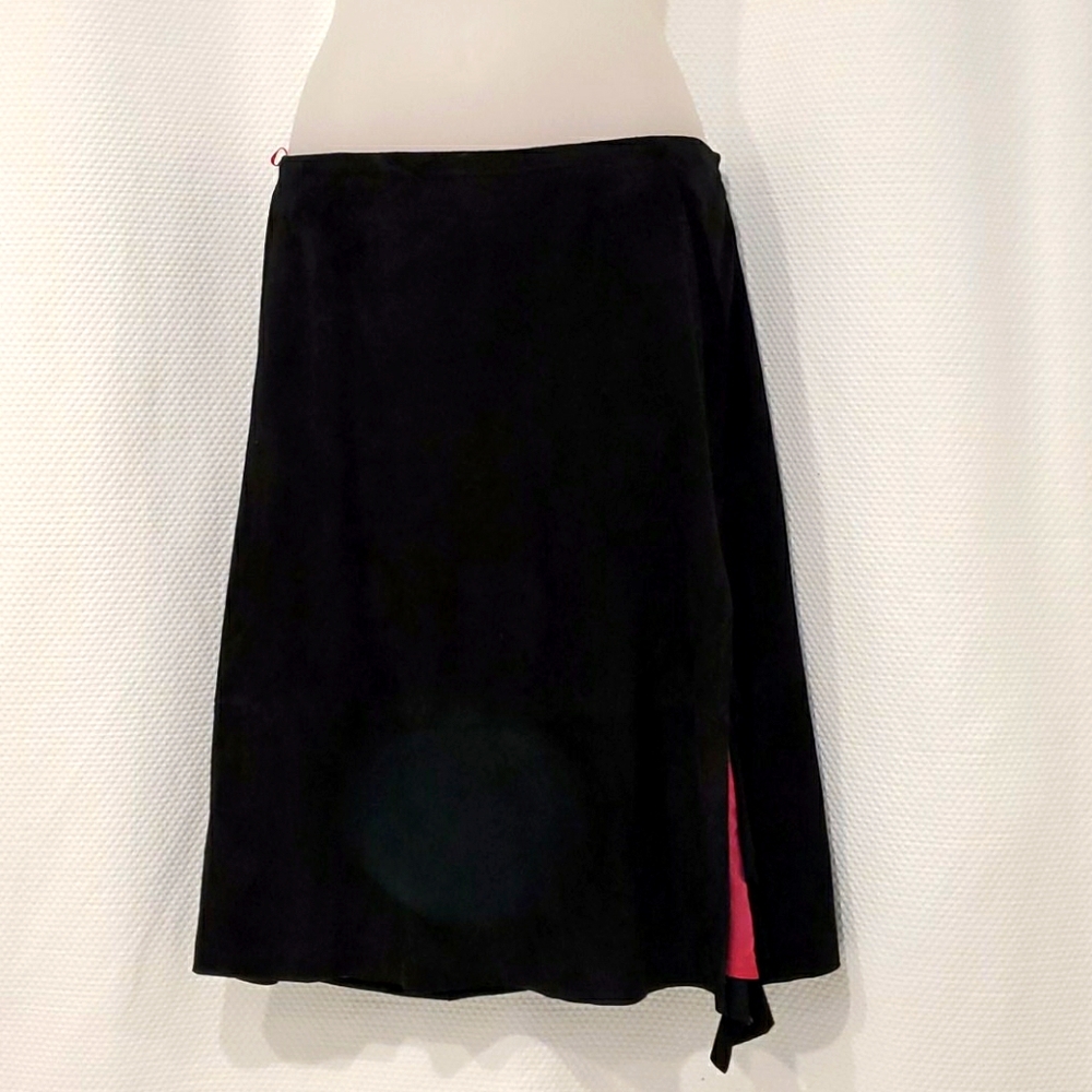 Suede leather skirt with fushia lining